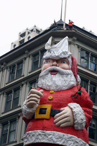 Trapeze artists unveil Santa's face 